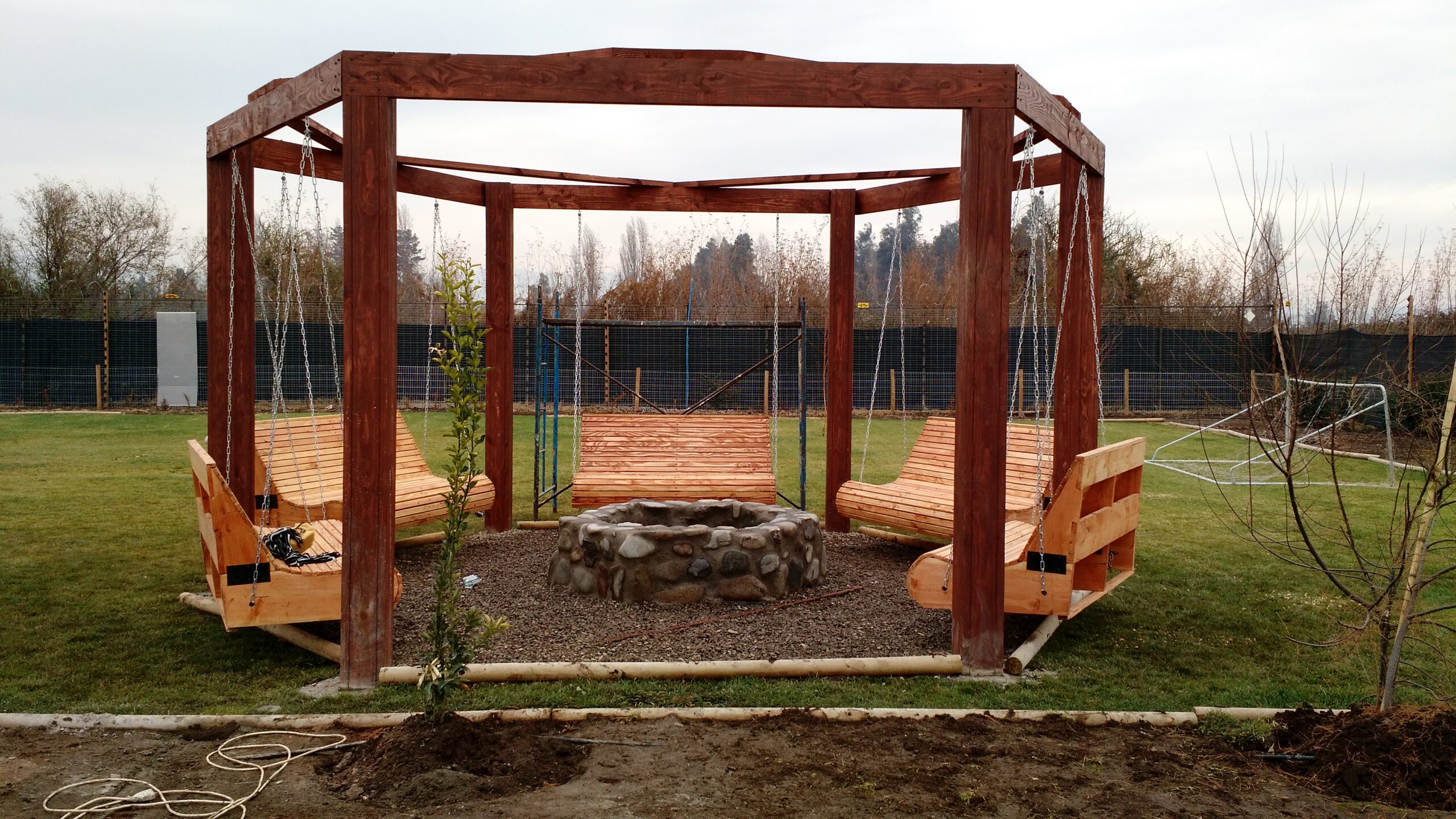 pérgola de madera sin tratar